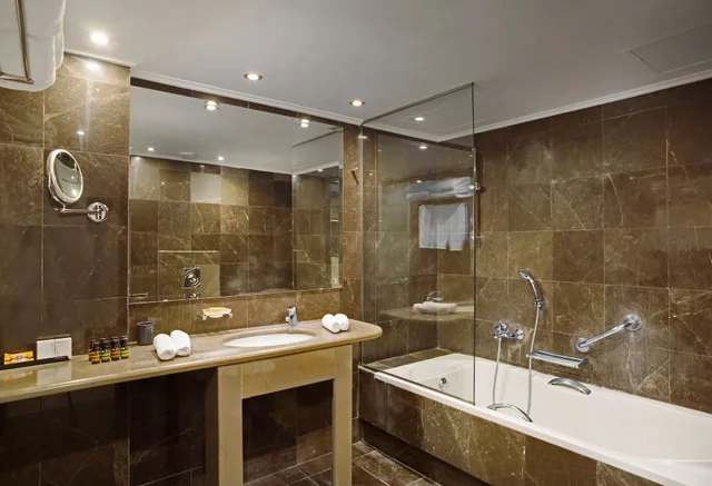 جناح جونيور بسرير كوين بشرفة، Lozenge Hotel 5/5