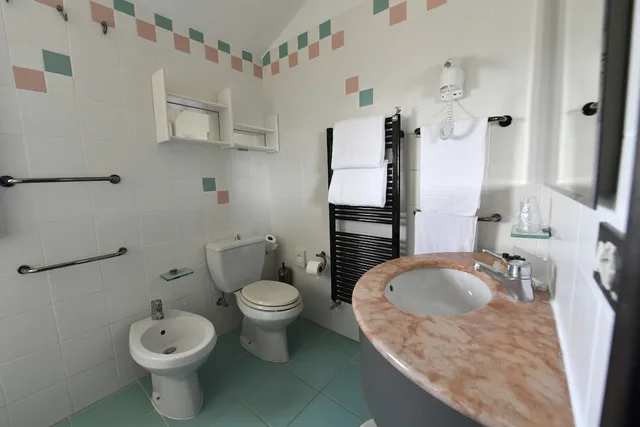غرفة كومفورت تنفيذية رباعية بإطلالة على البحر، Hotel Europa Jesolo 3/4