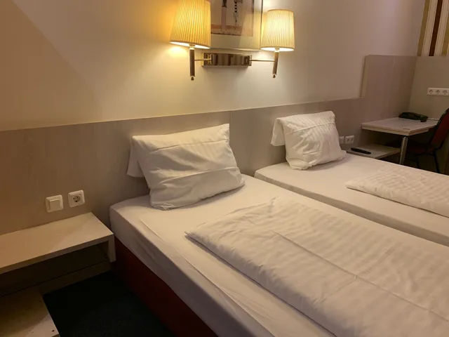 غرفة بسريرين منفصلين، Hotel New Fair Munich Messe 1/3