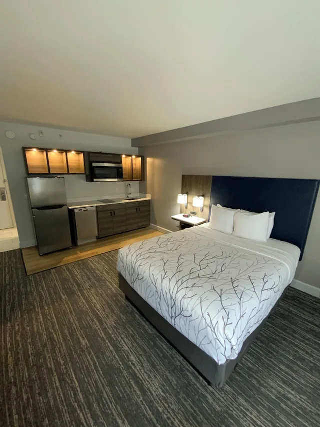 غرفة قياسية بسرير كوين بمطبخ صغير، Best Western Denver East 1/6