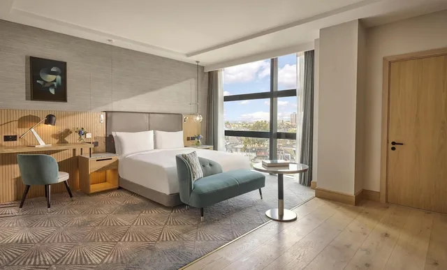 Deluxe, King Bed, Accessible, Hyatt Regency London Olympia 4/6