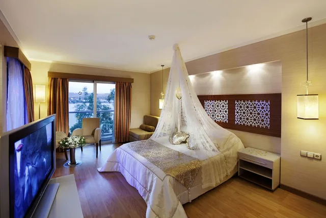 غرفة قياسية بإطلالة على البحر، Royal Asarlik Beach Hotel 1/3
