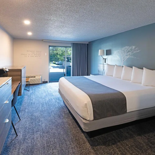غرفة بسرير كينج بإطلالة على المسبح، Ruby River Hotel 3/7