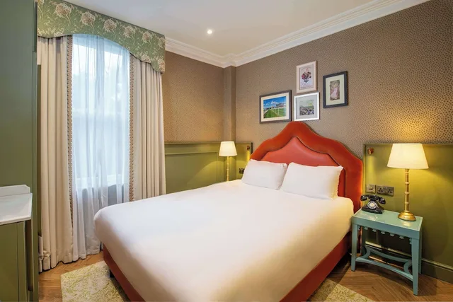 غرفة بسرير كوين، Elmbank York, Tapestry Collection by Hilton 2/7