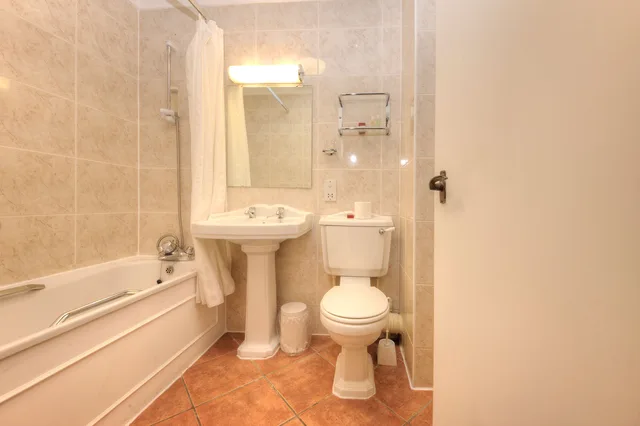 Room, Single, Muthu Newton Hotel 2/6