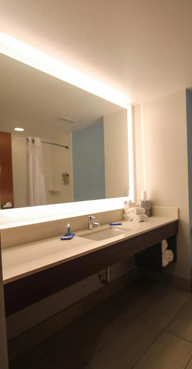 غرفة قياسية بسرير كوين مع أريكة، Holiday Inn Express Hotel And Suites Charleston North 5/5