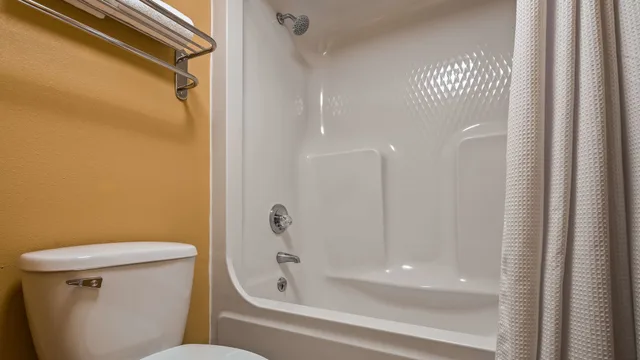 غرفة قياسية بسرير كينج لذوي الإعاقة، Best Western University Inn 6/7