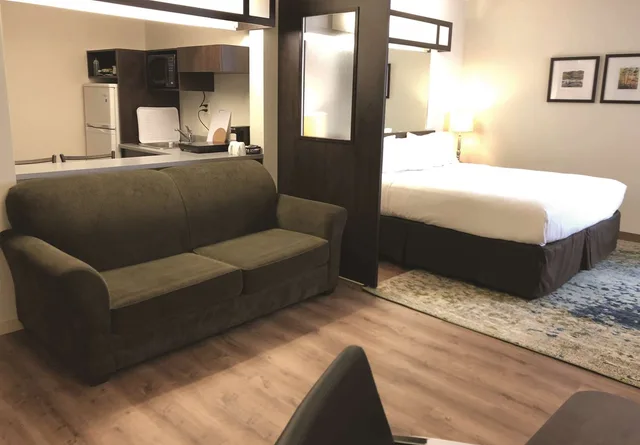 جناح بسرير كينج بمطبخ صغير، Villa Inn and Suites, SureStay Collection By Best Western 2/3