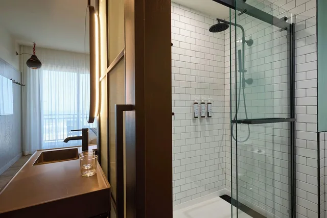 Room, 2 Queen Beds, Ocean Front, Accessible، Moxy Virginia Beach Oceanfront 2/2
