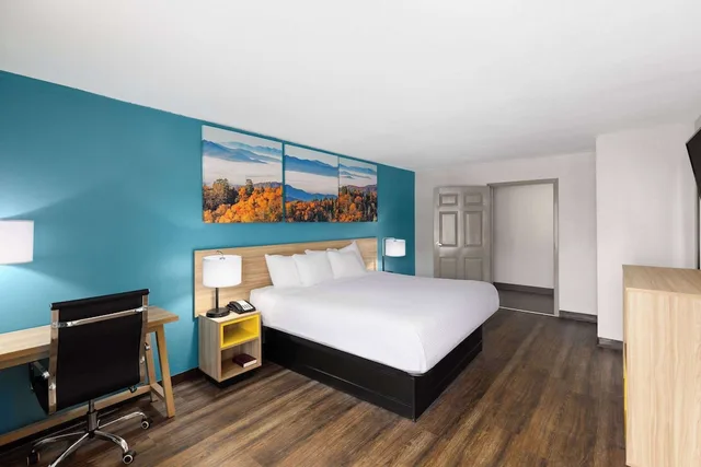 Room, King Bed, Accessible, Days Inn By Wyndham Clarksville North 5/6