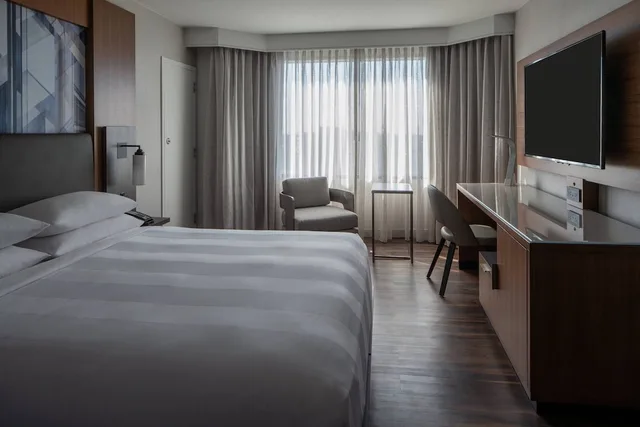 غرفة سوبيريور بسرير كينج لذوي الإعاقة، Marriott Tysons Corner 1/5