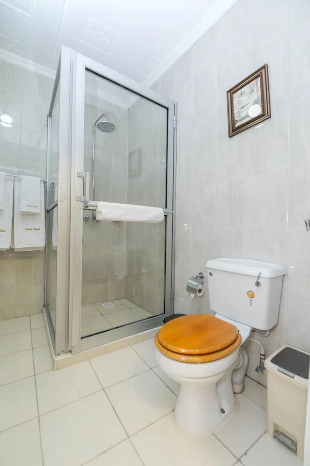 جناح بسرير كوين بغرفة نوم واحدة، Fahari Gardens Hotel 2/2