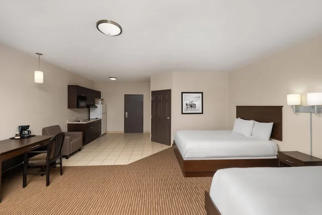غرفة بسريرين كوين لذوي الإعاقة، Travelodge Suites by Wyndham Estevan 3/7