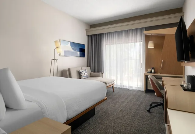 غرفة بسرير كينج مع أريكة، Courtyard Henderson Green Valley 2/6