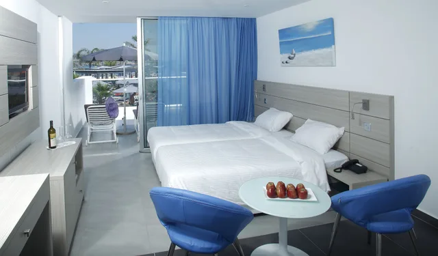 جناح جونيور بإطلالة على المسبح، Limanaki Beach Hotel & Suites 1/3