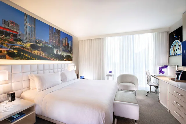 Supreme, King Bed, Accessible, HALL Arts Hotel, Dallas, Autograph Collection 6/10