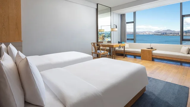 غرفة قياسية بسريرين مزدوجين بإطلالة على البحيرة، HOTEL INDIGO DALI ERHAI 2/8
