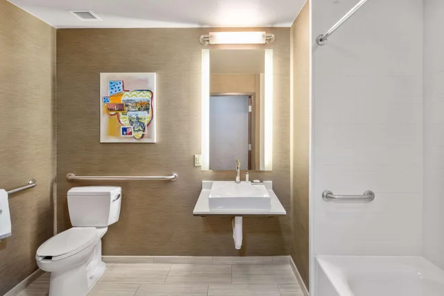 جناح بسرير كينج لذوي الإعاقة، Cambria Hotels Plano Frisco 6/7