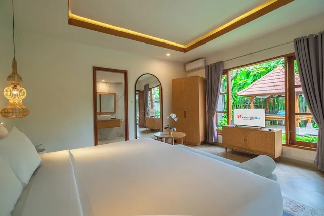 غرفة بسرير كينج وسريرين منفصلين بـ3 غرف نوم بمسبح خاص، Swiss-Belvillas Umalas 7/10