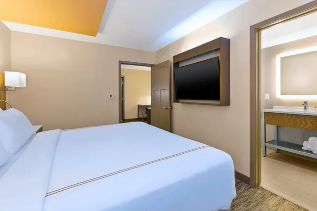 جناح جونيور، EVEN Hotel Ann Arbor 2/9