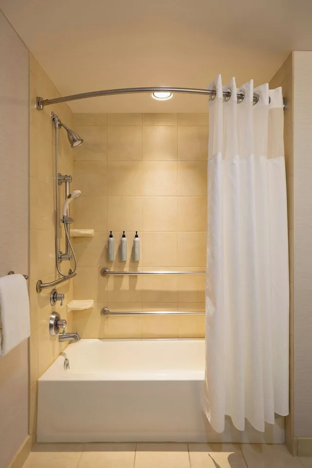 غرفة بسريرين كوين لذوي الإعاقة، Courtyard Madison West Middleton 5/6