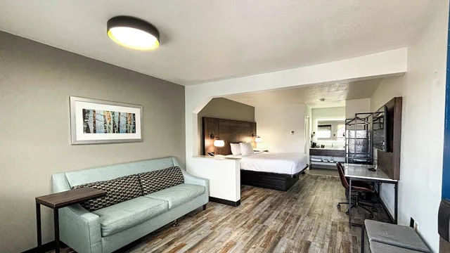 1 King Bed - Suite, Nsmk, Sofa Bed, Micfridge، Studio6 Suites Richland, MS / Jackson 3/7