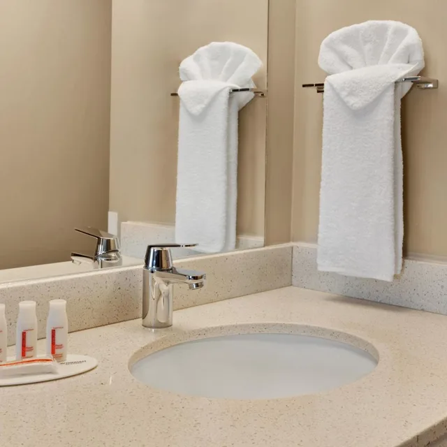 غرفة بسرير كينج وسرير كوين لذوي الإعاقة، Super 8 by Wyndham Winnipeg West 10/10