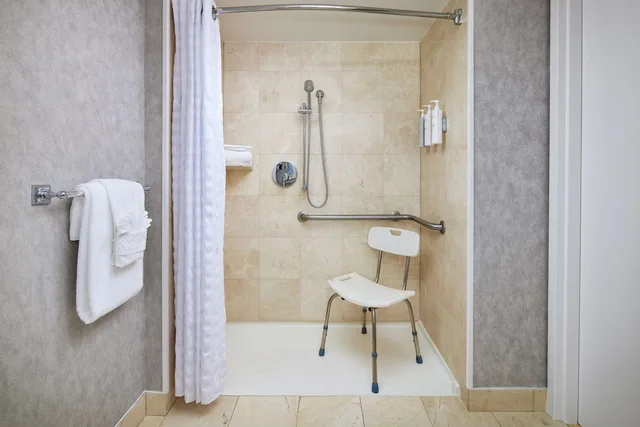 غرفة بسرير كينج لذوي الإعاقة، Embassy Suites by Hilton West Palm Beach Central 5/6