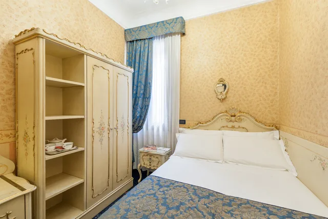 ECONOMY Double Room (French Bed Size)، Hotel Montecarlo 2/3