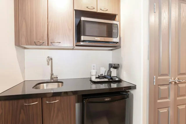 جناح قياسي بسرير كينج بمطبخ صغير، Sandman Signature Toronto Airport Hotel 5/5