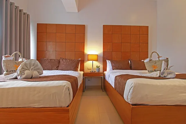 غرفة ديلوكس بسريرين منفصلين وسرير كوين مع أريكة، Aloha Boracay Hotel 5/10