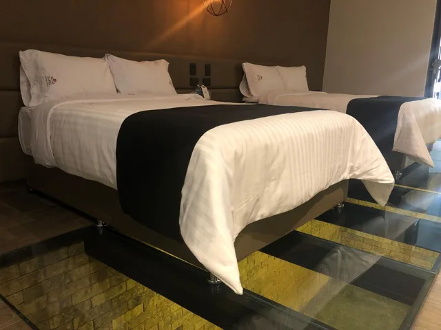 غرفة بسريرين منفصلين بحوض استحمام، Hotel Isabel Unico 6/10