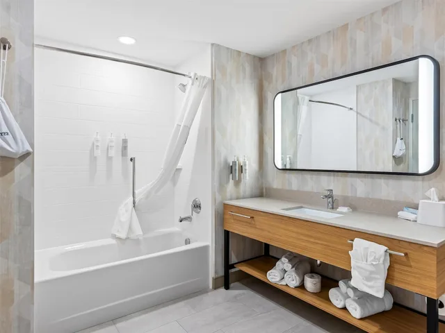 غرفة بسرير كينج لذوي الإعاقة، Hampton Inn St Ignace Lakefront Mackinac 2/2