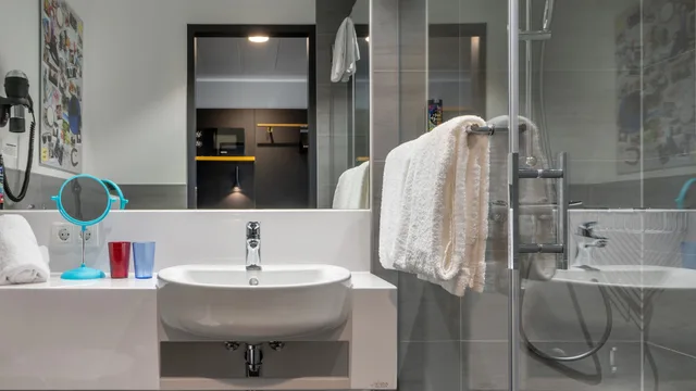غرفة قياسية بسرير كوين مع أريكة، Holiday Inn - the niu, Fury Aschheim Messe, an IHG Hotel 2/2