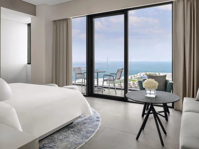 Bridge, Panoramic, Junior Suite, King Bed، Movenpick Resort Al Marjan Island 3/5