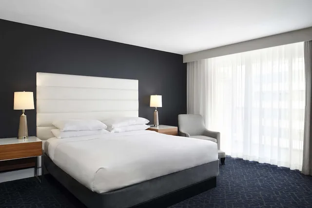 غرفة ركنية بسرير كينج بإطلالة على النهر بحوض استحمام لذوي الإعاقة، Hotel Tampa Riverwalk 1/3