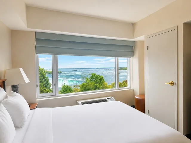 غرفة قياسية بسرير كوين بإطلالة على النهر بحوض جاكوزي، Niagara Fallsview Hotel & Suites 2/2
