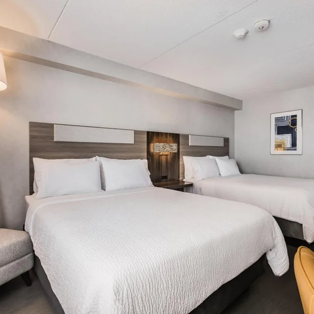 غرفة ديلوكس بسريرين مزدوجين وسرير كينج، Holiday Inn Express Toronto North York 2/10