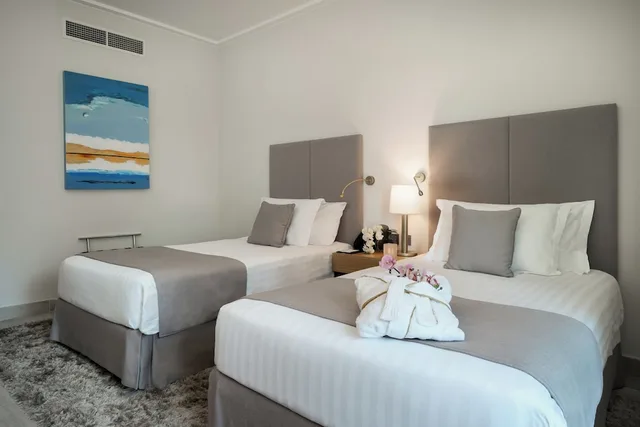 إقامة تنفيذية بسرير كينج وسريرين فرديين بإطلالة على المدينة بـ3 غرف نوم، Centara West Bay Hotel and Residences Doha 1/10