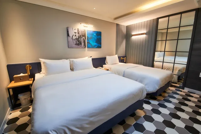 Vip, Twin Beds, 1 Double and 1 Single Bed، West In Hotel 2/10