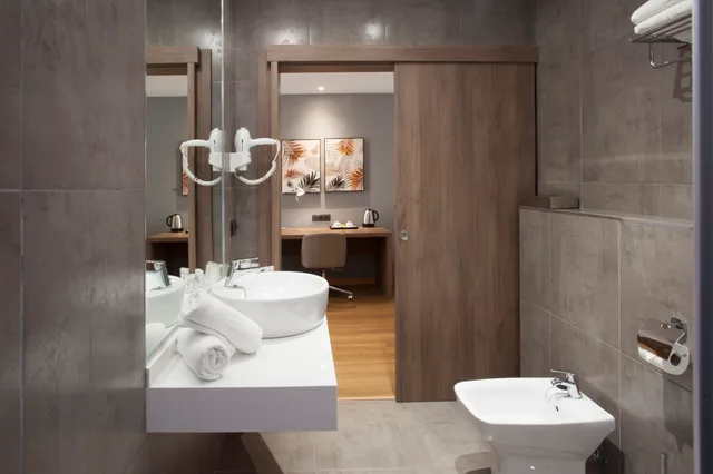 جناح جونيور 3، Hotel Colon Rambla 6/7