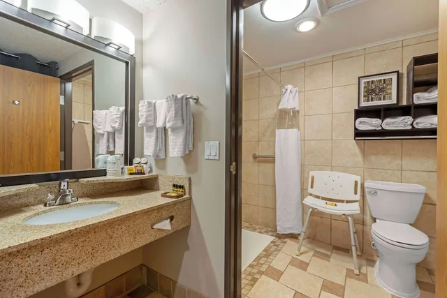 غرفة قياسية بسريرين كوين لذوي الإعاقة، Best Western Plus Midwest Inn 4/6