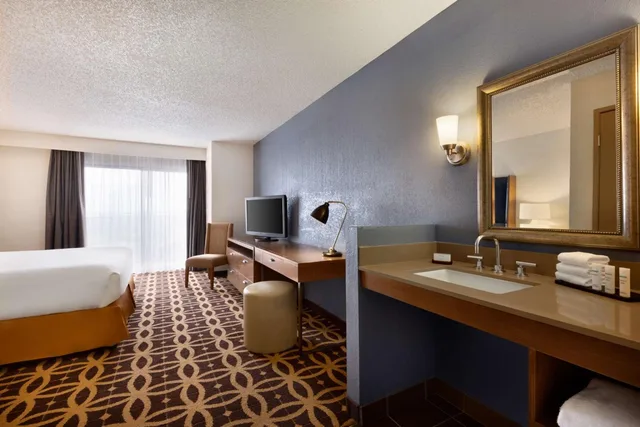 جناح بسرير كينج بغرفتين مع أريكة، The Signature Suites 6/6