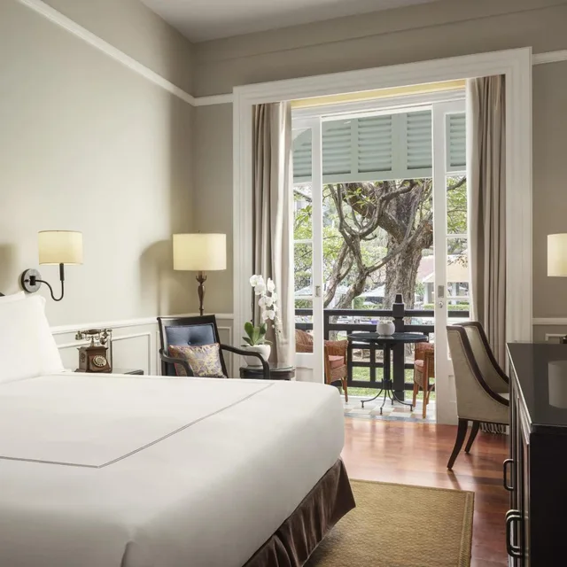 State, King Bed, Garden View, Raffles Hotel Le Royal 4/10