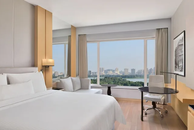 1 Bedroom, Westin, Club, Double Bed, Lake View، The Westin Mumbai Powai Lake (ex Renaissance Mumbai) 1/6