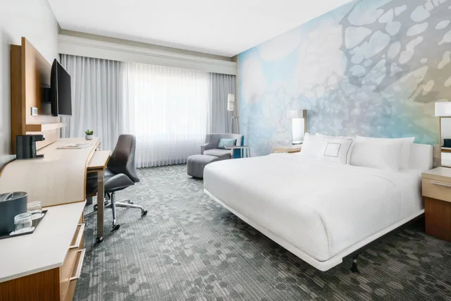 غرفة بسرير كينج بحوض استحمام لذوي الإعاقة، Courtyard Dallas Lewisville 2/10