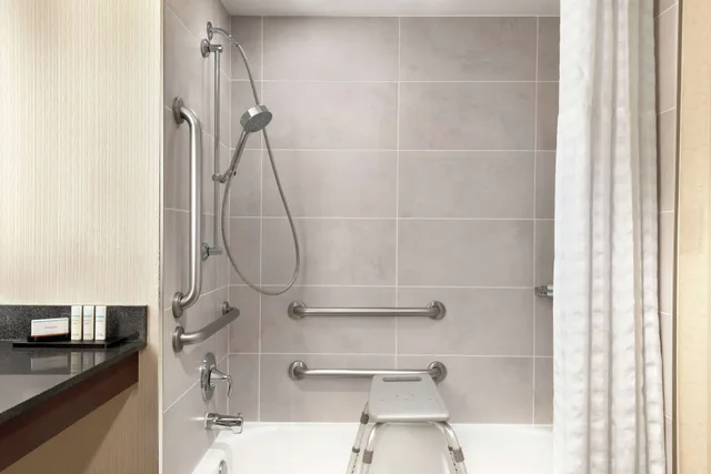 جناح بسرير كينج مع أريكة لذوي الإعاقة، Embassy Suites by Hilton Cleveland Rockside 4/6