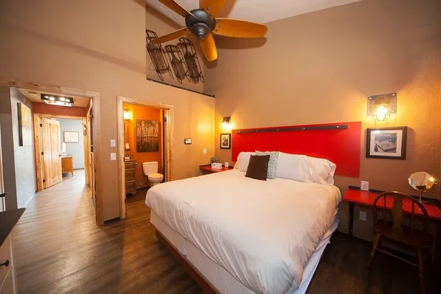 Lodge, 1 Queen and 2 King Beds، Log Cabin Lodge Suites 1/2