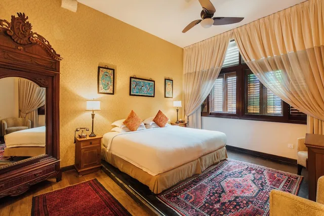 Deluxe, King Bed, Campbell House 1/5