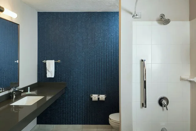 جناح تنفيذي بسرير كينج مع أريكة، Fairfield Inn & Suites Anchorage Midtown 3/4